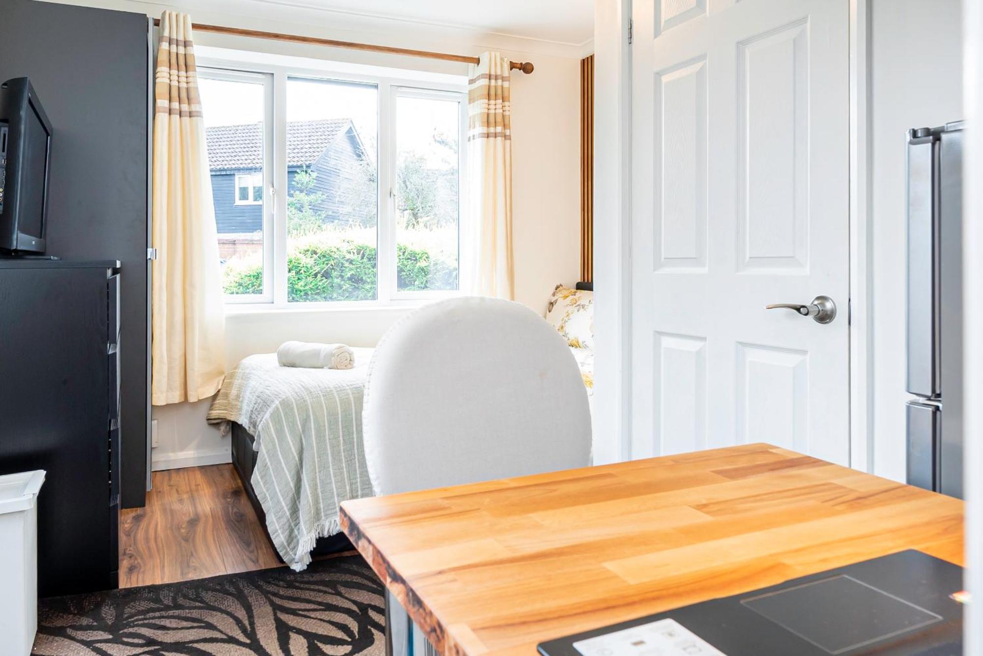 Earley Luxury Ensuite Room With Private Entrance レディング エクステリア 写真