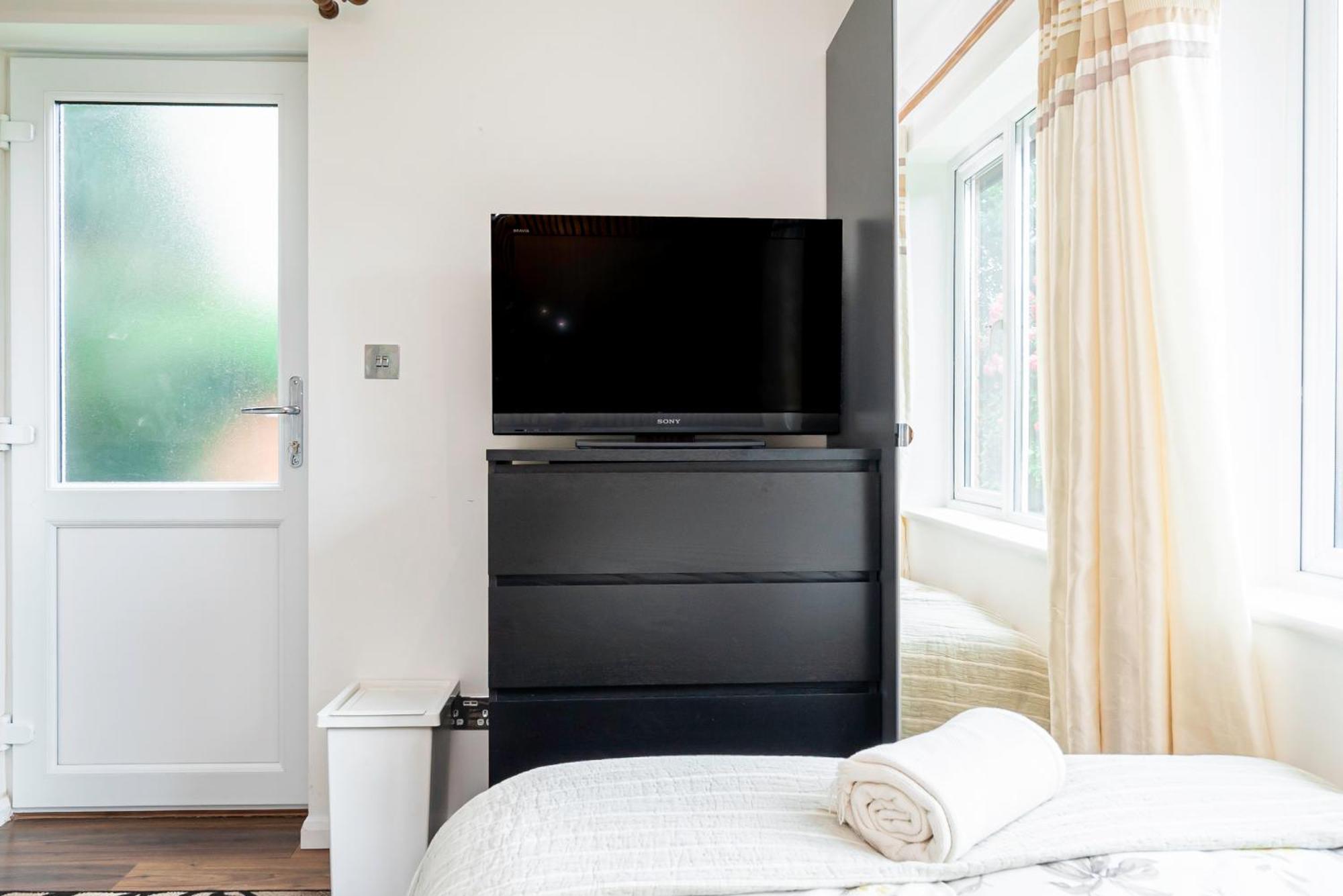 Earley Luxury Ensuite Room With Private Entrance レディング エクステリア 写真