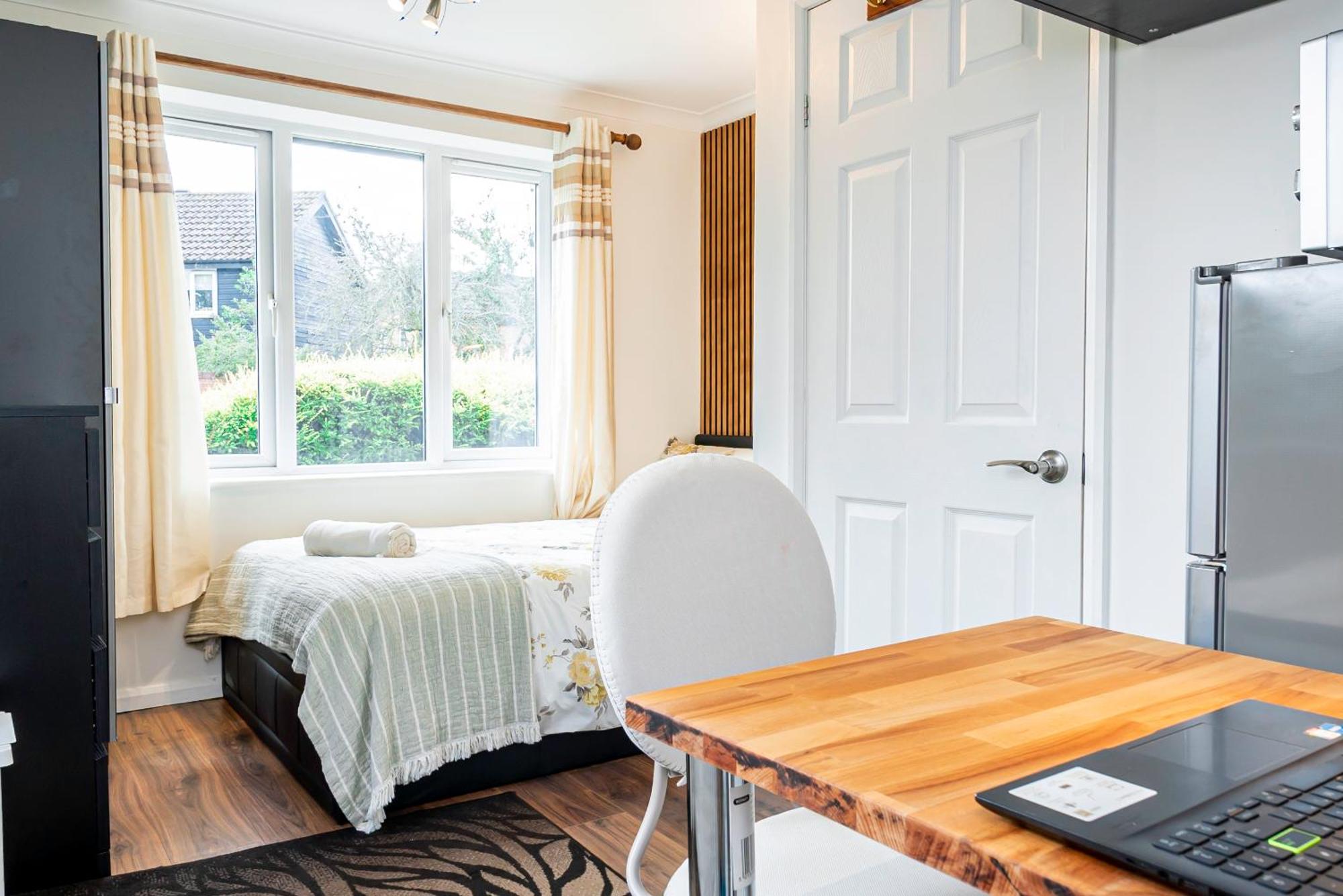 Earley Luxury Ensuite Room With Private Entrance レディング エクステリア 写真